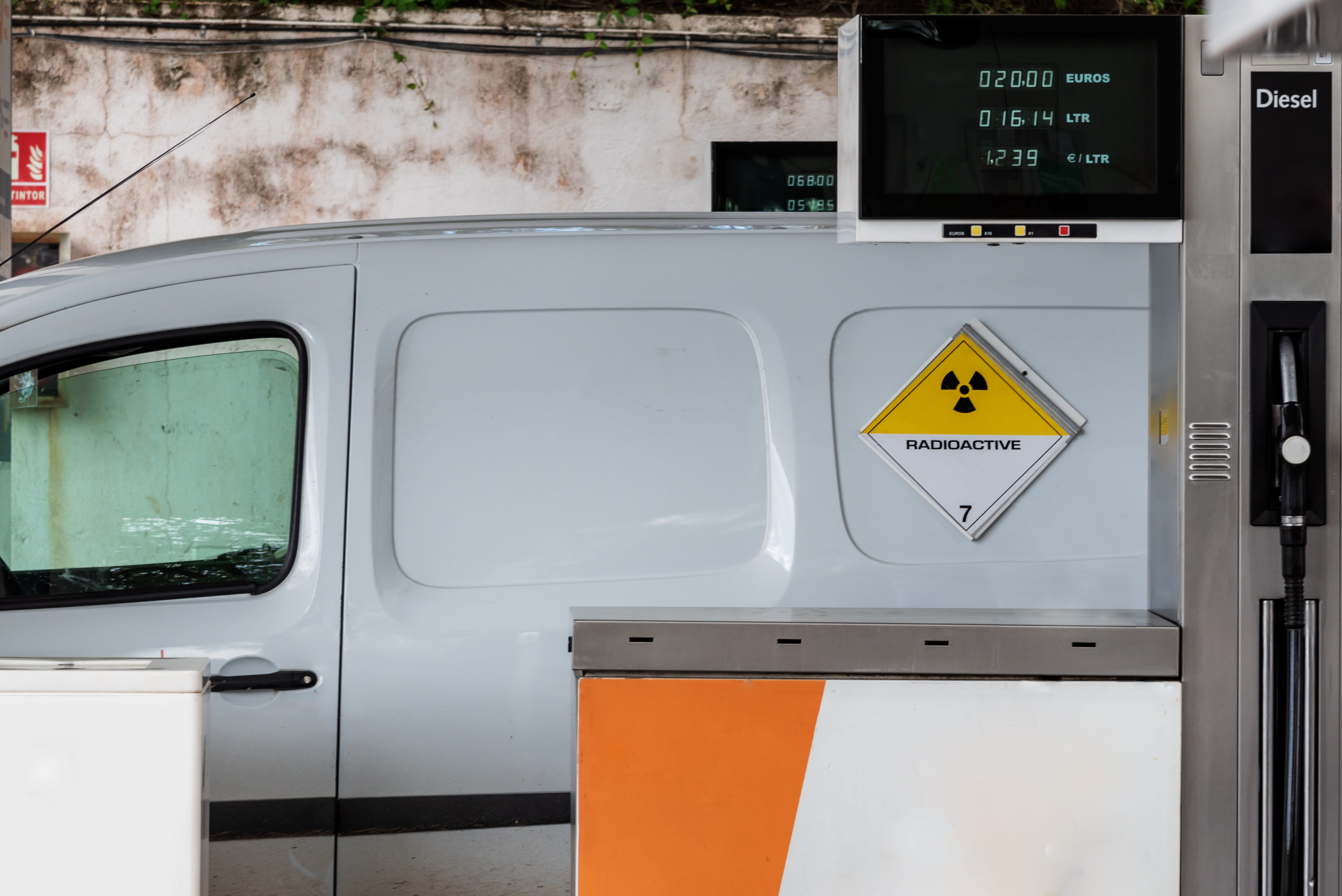 Varebil som har parkert ved bensintank